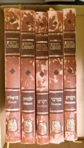 Chumash.The Gutnik Edition. Col Menachem. Chaim Miller. 5 Vols Full Size