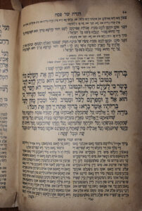 Haggadah Shel Pesach Mit Zekhtsig Perushim